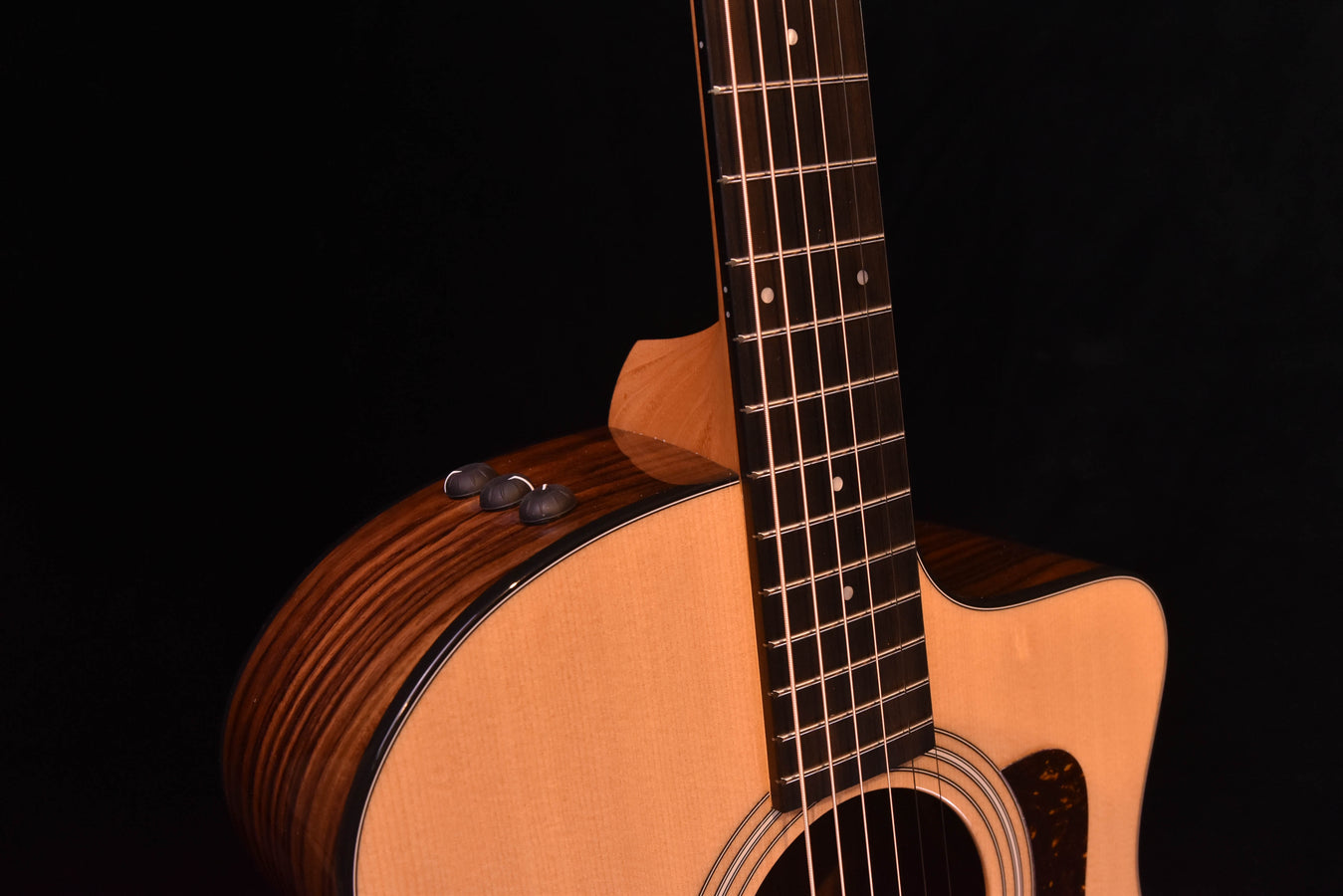 Taylor 214CE Plus cutaway guitar w/ Aero Case!!