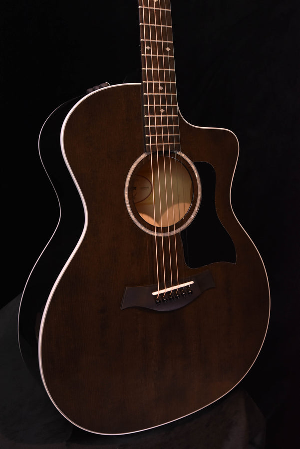 Akustikgitarre, braunes Holzfurnier, Rosette am Schalloch und Cutaway