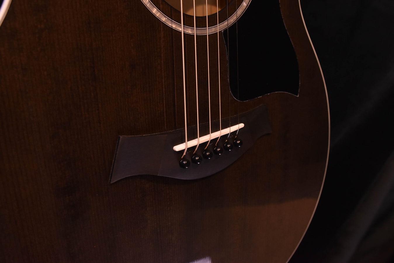 Stegbereich Akustikgitarre mit Tonabnehmer und Reglern am Korpus