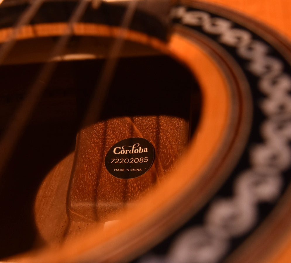 Cordoba-Label mit Modellnummer und „Made in China“ auf der Gitarrenhülle