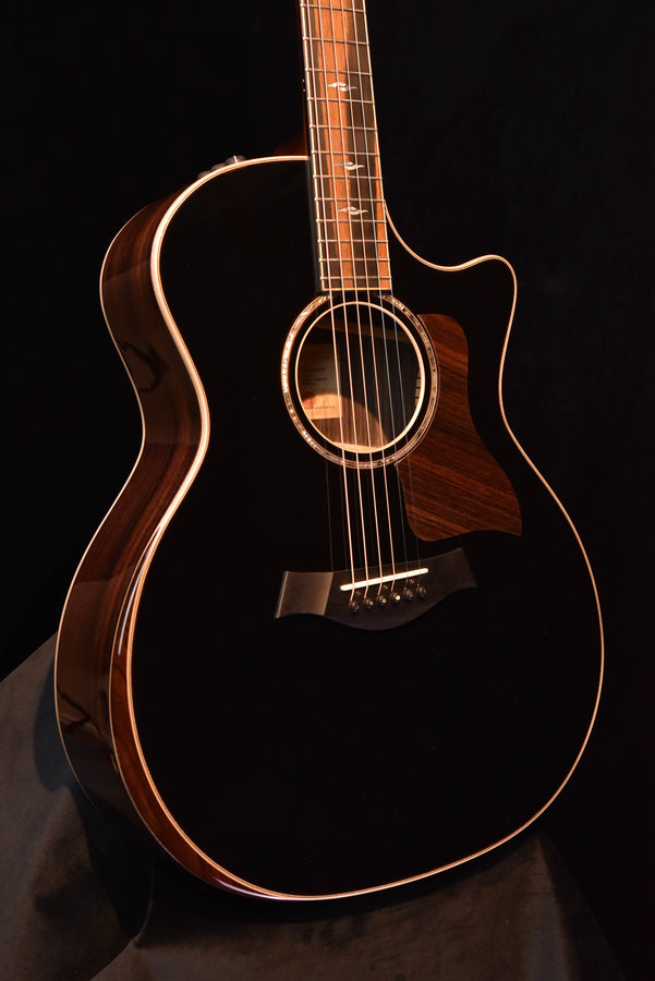 Akustische Gitarre mit braunem Korpus, Schalllochring, Steg und eingravierter Decke