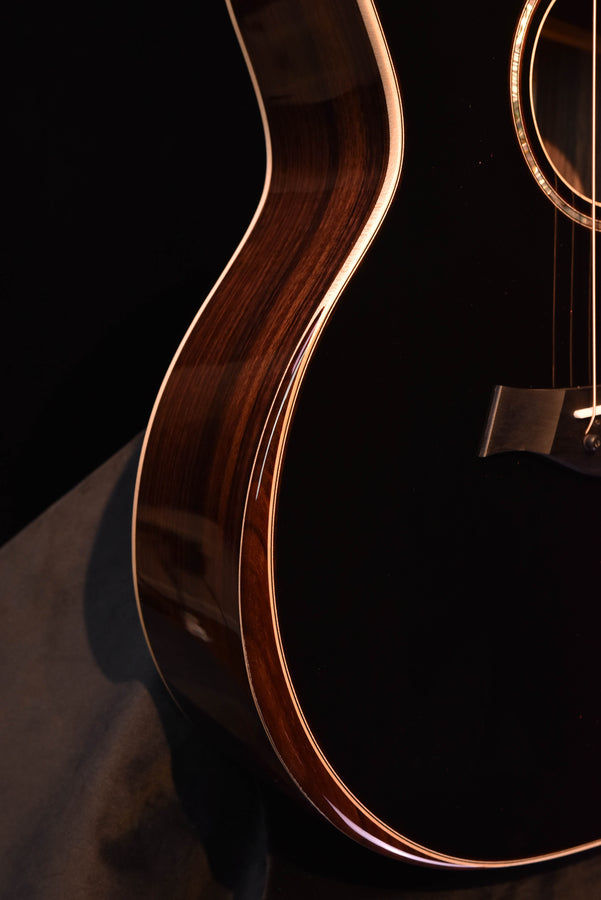 Seitenansicht der Akustikgitarre mit Schalllochrand und glänzendem Korpusfurnier