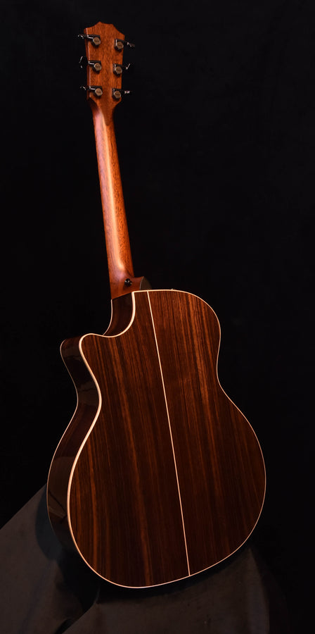 Akustikgitarre von hinten/Seite mit braunem Korpus und dunkler Griffbrettoberseite