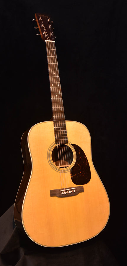 Martin D-28 Gloss Dreadnought akustische Gitarre, natürliche Decke, volles Frontansicht