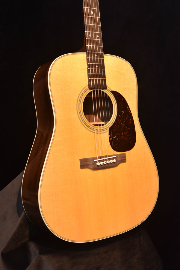 Martin D-28 Gloss Dreadnought Akustikgitarre mit Schallloch und Steg vorne, natürliche Decke