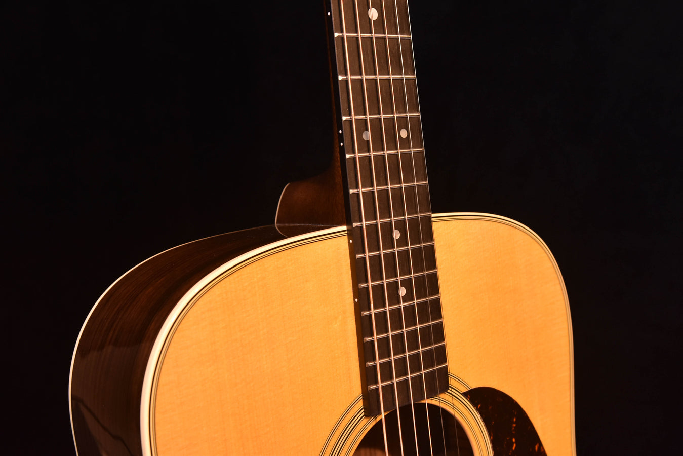D-28 Gloss Dreadnought: Hals und Griffbrett über dem geschwungenen Korpus, glänzend