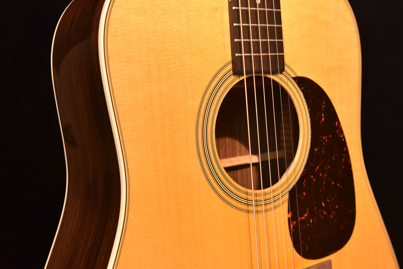 D-28 Gloss Dreadnought, Nahansicht Schallloch mit mehrreihigem Zargenring und Saiten