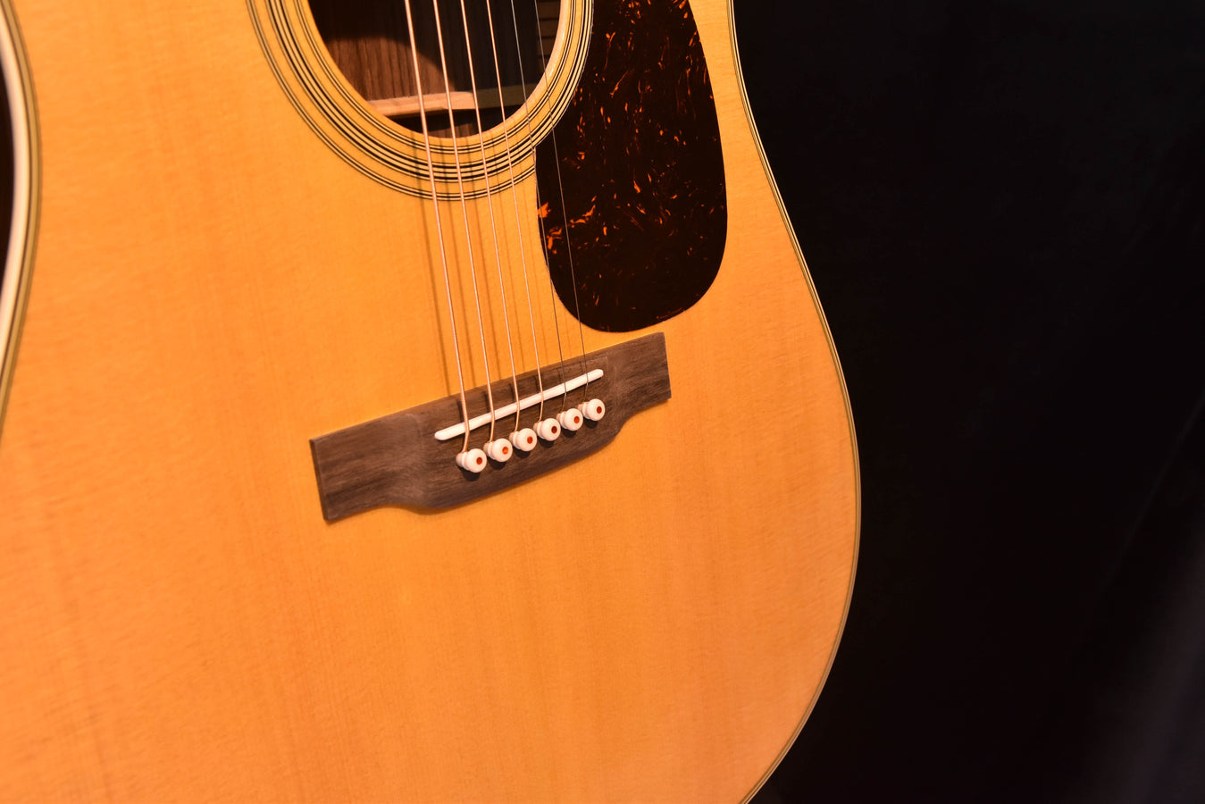 D-28 Gloss Dreadnought: Steg und Saiten über der Decke, natürliche Oberfläche