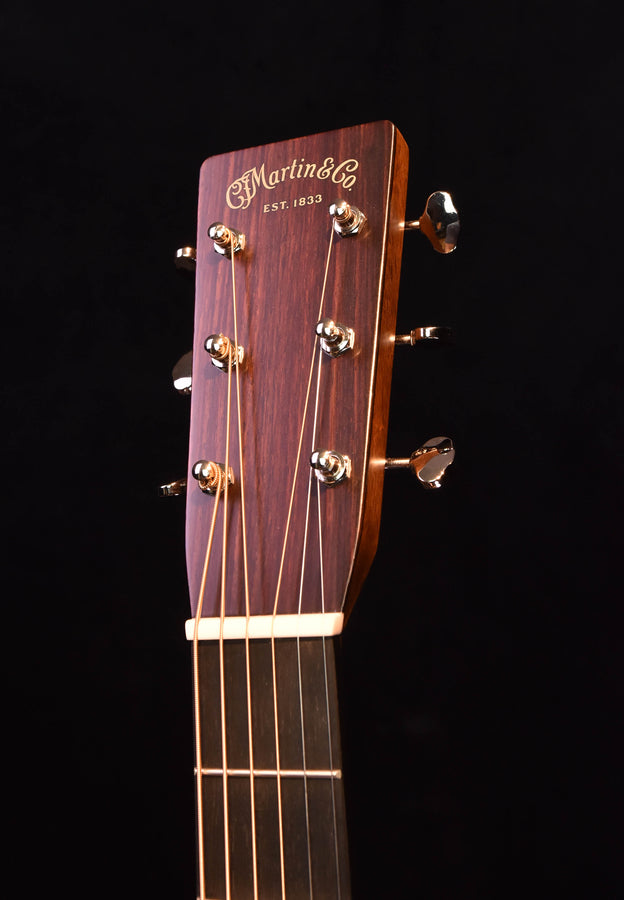 D-28 Gloss Dreadnought Kopfplatte mit Mechaniken, Logo auf dem Sattelbereich