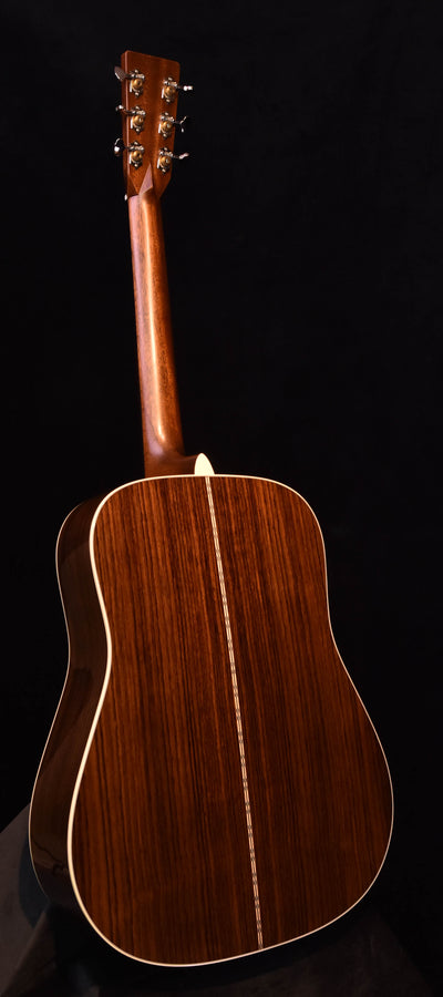 D-28 Gloss Dreadnought Rückseite mit Holzmaserung und Mittelnaht, natürliche Ausführung
