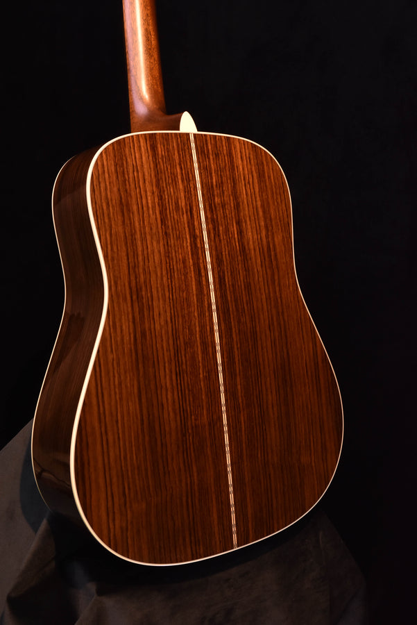 D-28 Gloss Dreadnought Korpus Rückansicht mit langer Mittellinie und sichtbarer Maserung