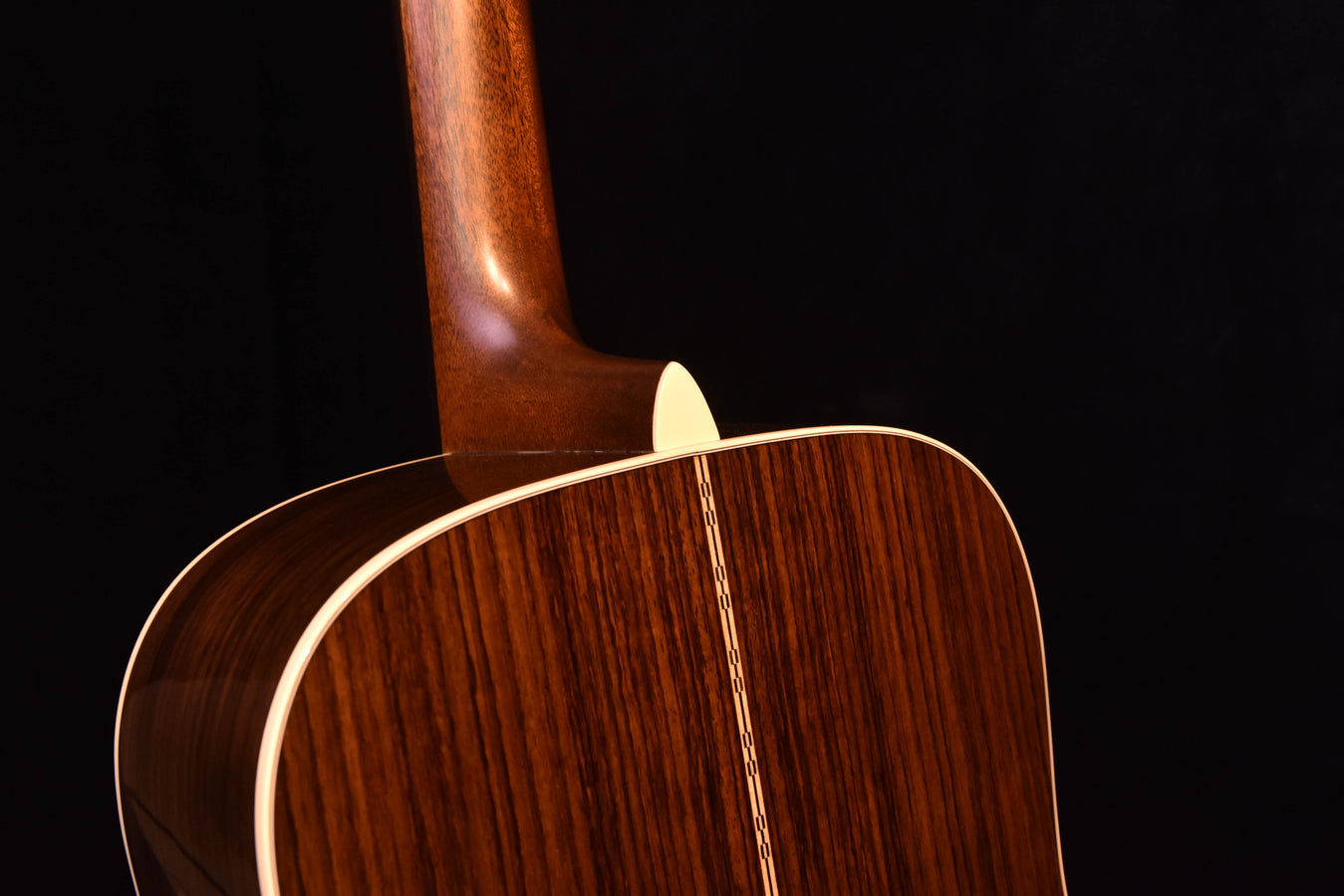 D-28 Gloss Dreadnought Seitenansicht: Halsansatz und Korpus mit schmaler Fugenlinie