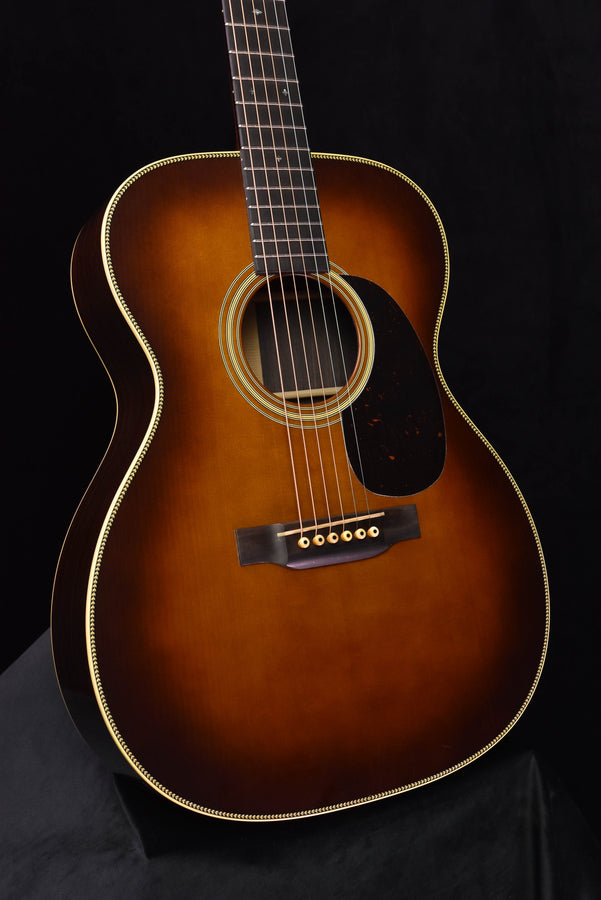 Akustikgitarre Ambertone 000-28, schwarzes Pickguard, vergoldetes Binding