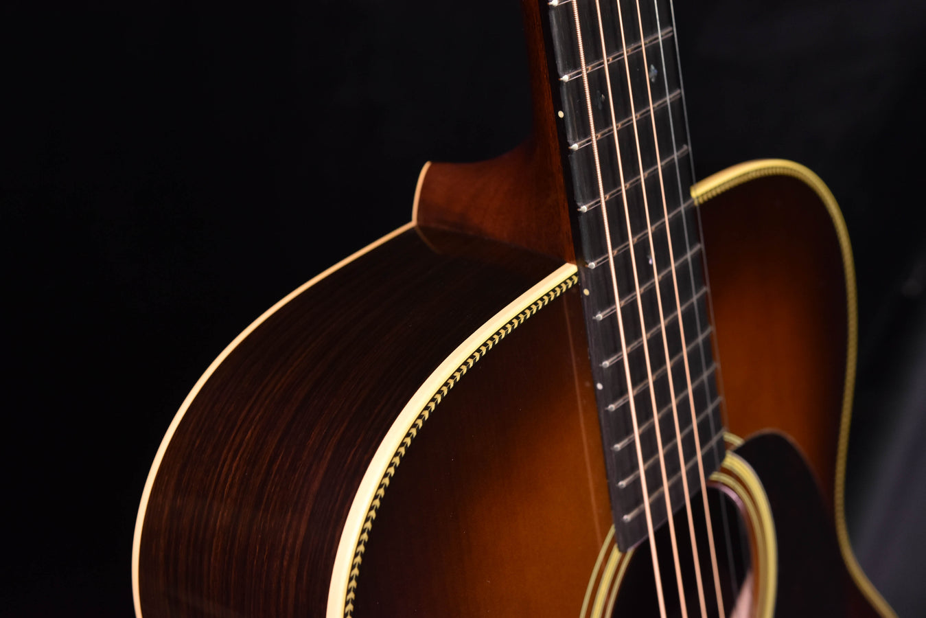 Akustikgitarre: Halsansatz und Korpus in Ambertone-Finish mit Binding