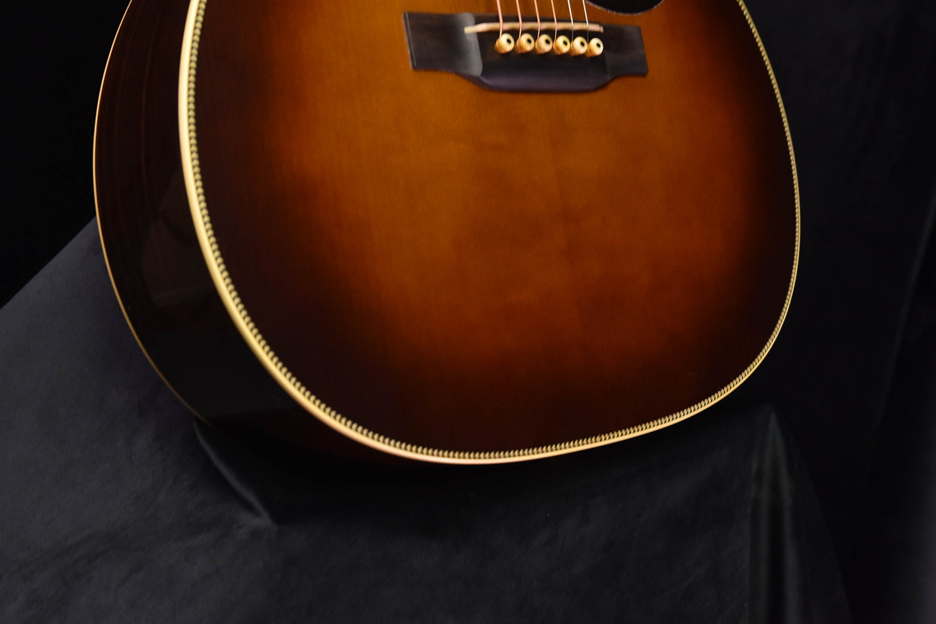 Akustikgitarre Ambertone mit vergoldetem Rand, Teilansicht der unteren Decke