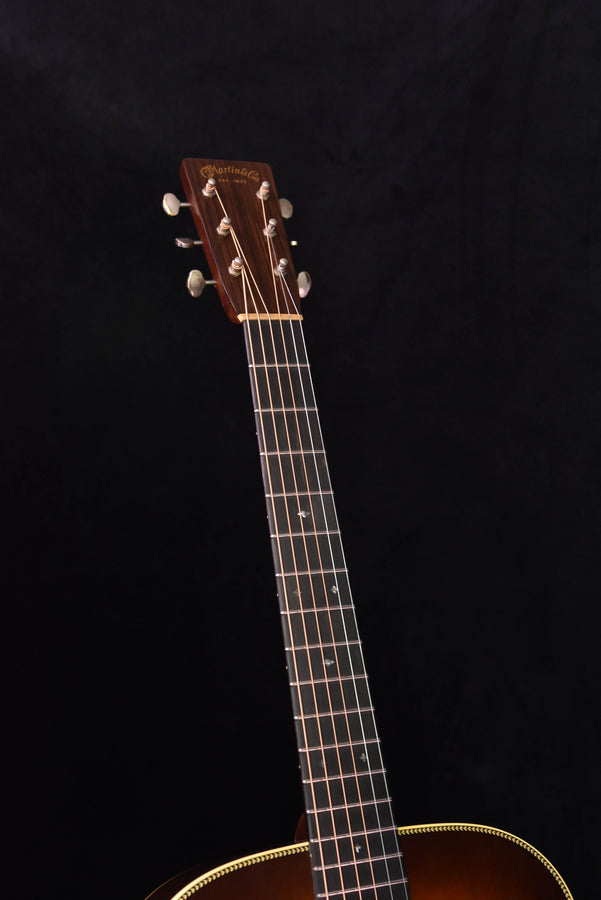 Martin Akustikgitarre mit brauner Kopfplatte, Stimmwirbeln und Hals
