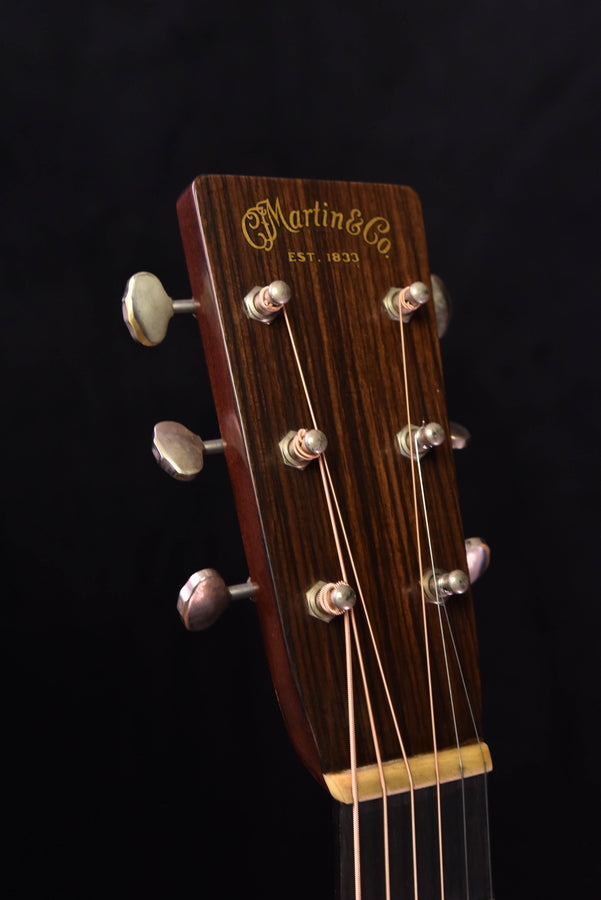 Kopfplatte der Akustikgitarre mit Martin-Logo und silbernen Stimmmechaniken