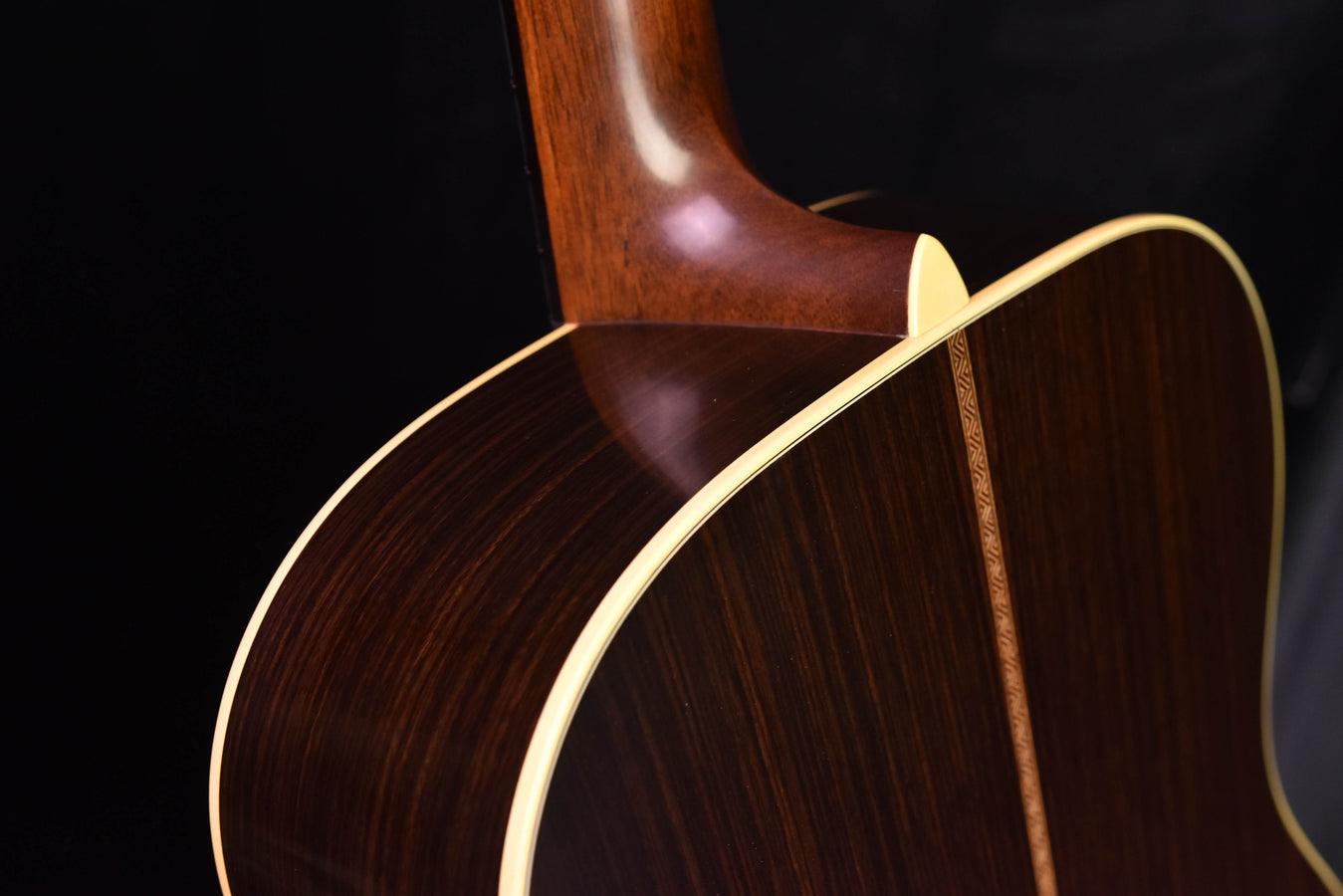 Akustikgitarre Ambertone: Korpusseite mit Binding und Übergang zum Hals