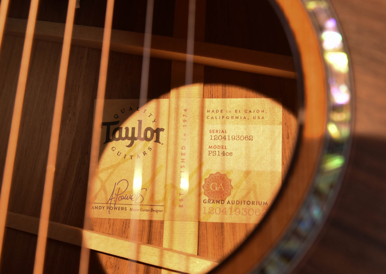 Taylor PS14CE Korpus innen, Tonloch mit Herstellungs-Label und Serienangaben