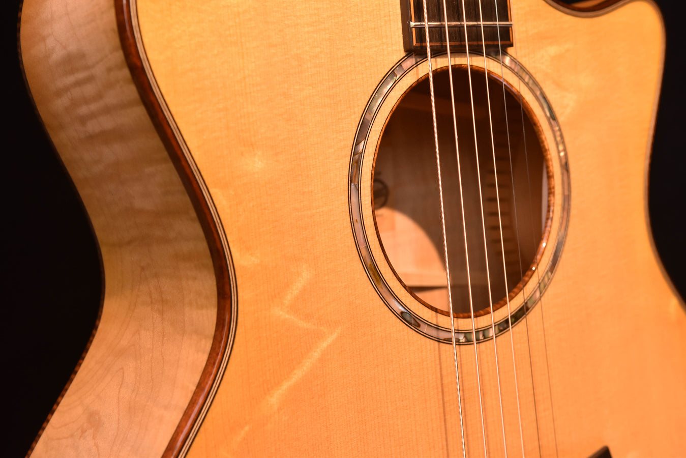 Taylor Custom Grand Auditorium Big leaf Maple/ Bearclaw Sitka Spruce