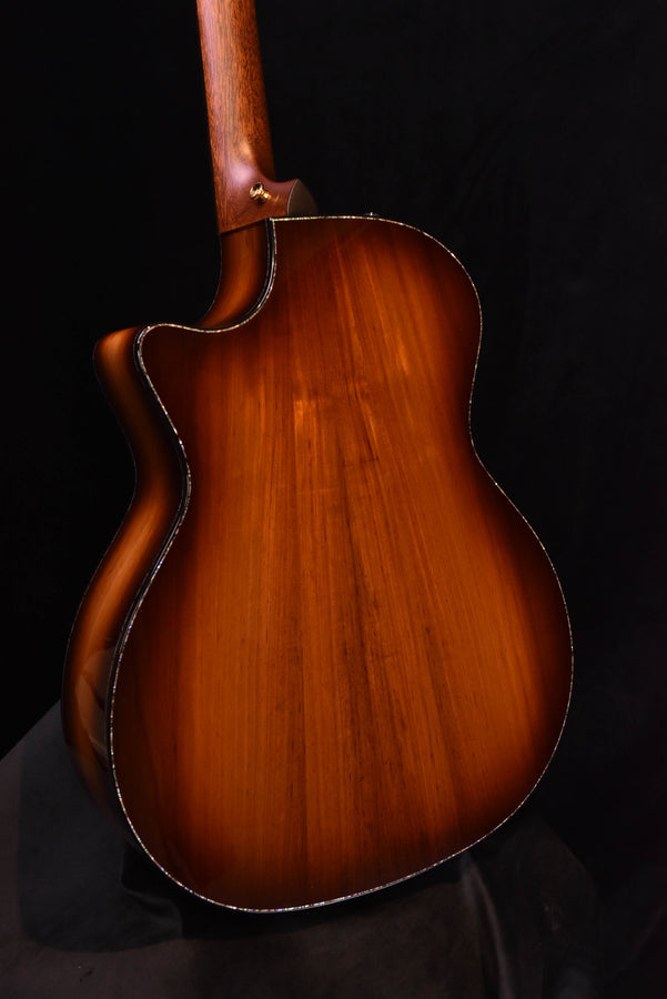 Akustik-Elektro-Gitarre, Korpus in Naturholz mit dunklem Rand und rotem Finish