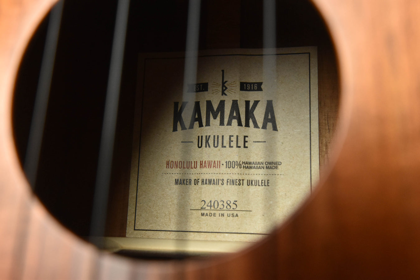 Kamaka Aufkleber/Typenschild am Ukulelen-Korpus: „KAMAKA“ und „UKULELE“