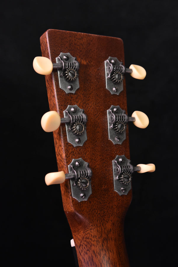 Tuning machines and cream tuning pegs on the acoustic guitar headstock