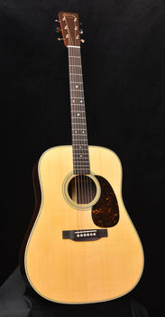martin d-28 dreadnought acoustic guitar (gloss)