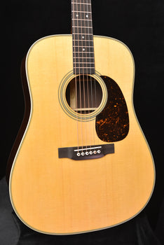 martin d-28 dreadnought acoustic guitar (gloss)