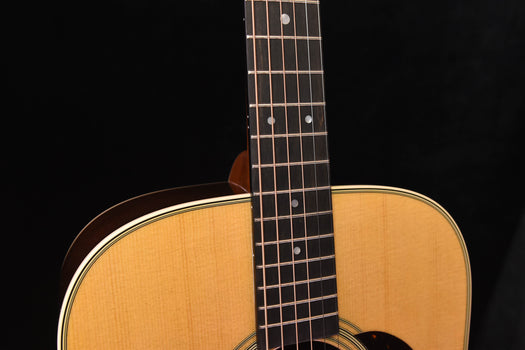 martin d-28 dreadnought acoustic guitar (gloss)