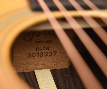 martin d-28 dreadnought acoustic guitar (gloss)