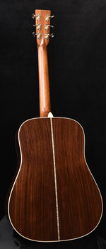 martin d-28 dreadnought acoustic guitar (gloss)