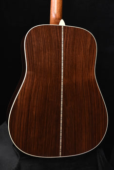 martin d-28 dreadnought acoustic guitar (gloss)