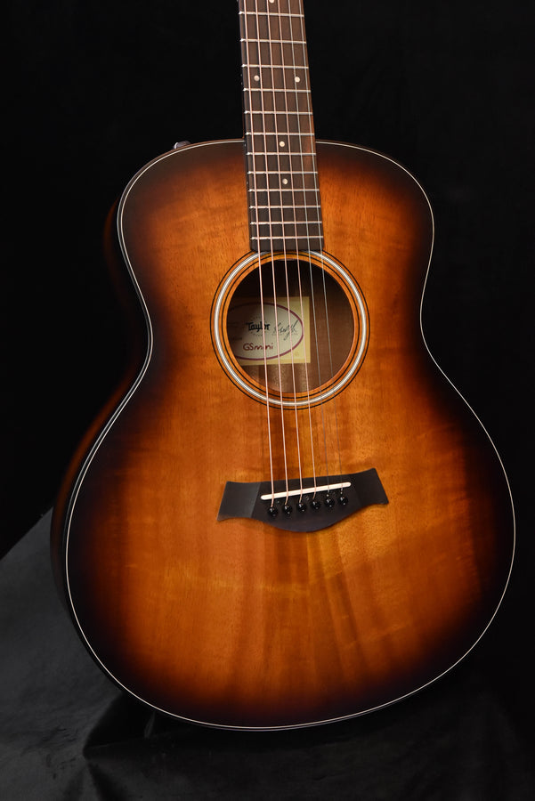 GS Mini-e Gitarre mit rundem Schalllochring und dunklem Pickguard, Koa-Finish