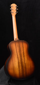 gs mini-e koa-finish: korpus von vorne, natürliche holzmaserung und gebogene zargen