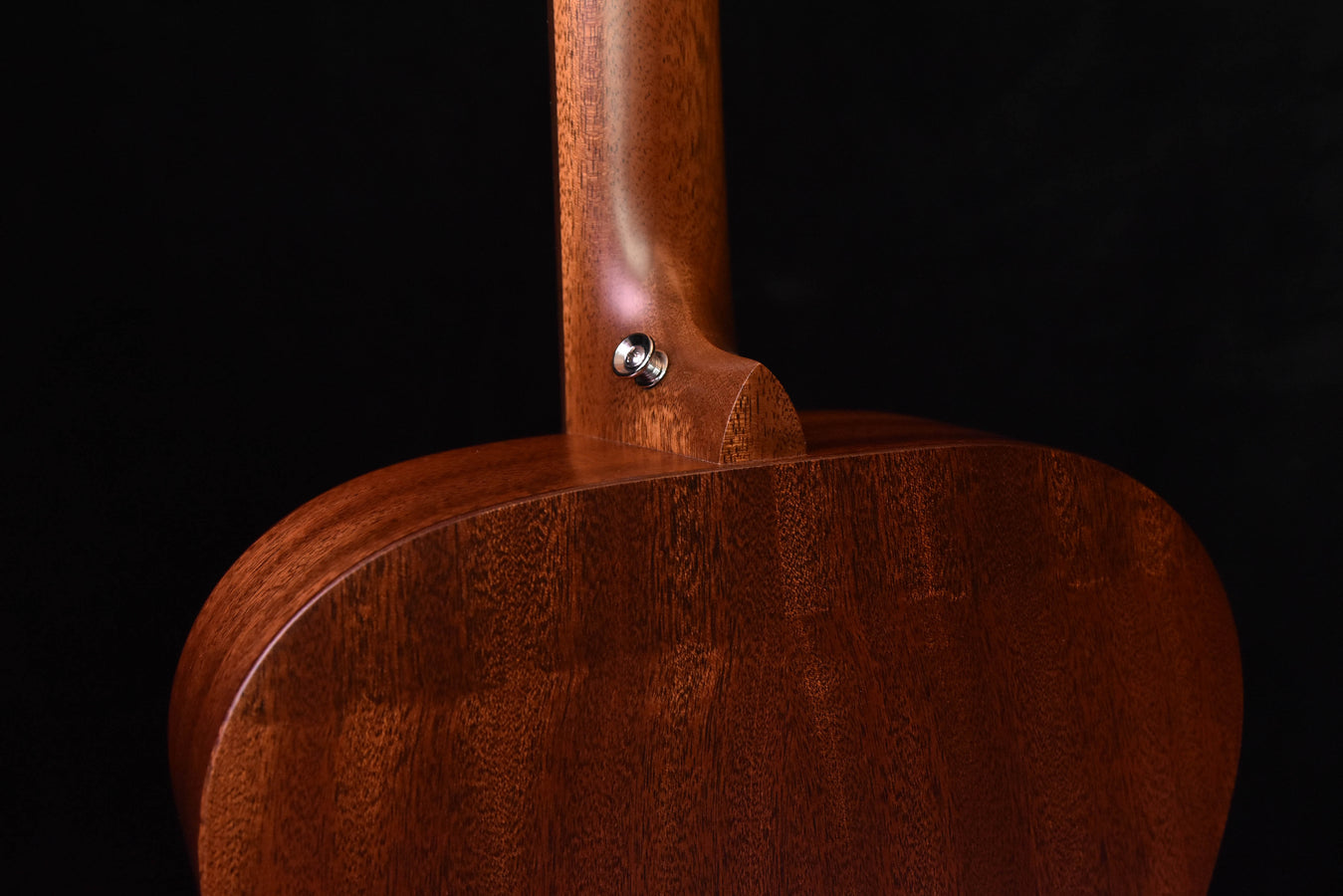 Satin all-mahogany acoustic guitar neck joint and upper back