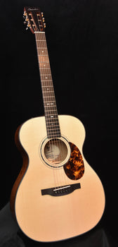 boucher le-sg-241-m limited edition 20th anniversary omh 5a quilted sapele/ adirondack spruce 14 fret slot head  master pack