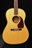 Gibson LG-2 Akustikgitarre mit Natural Finish: Schallloch, Steg und dunkler Pickguard