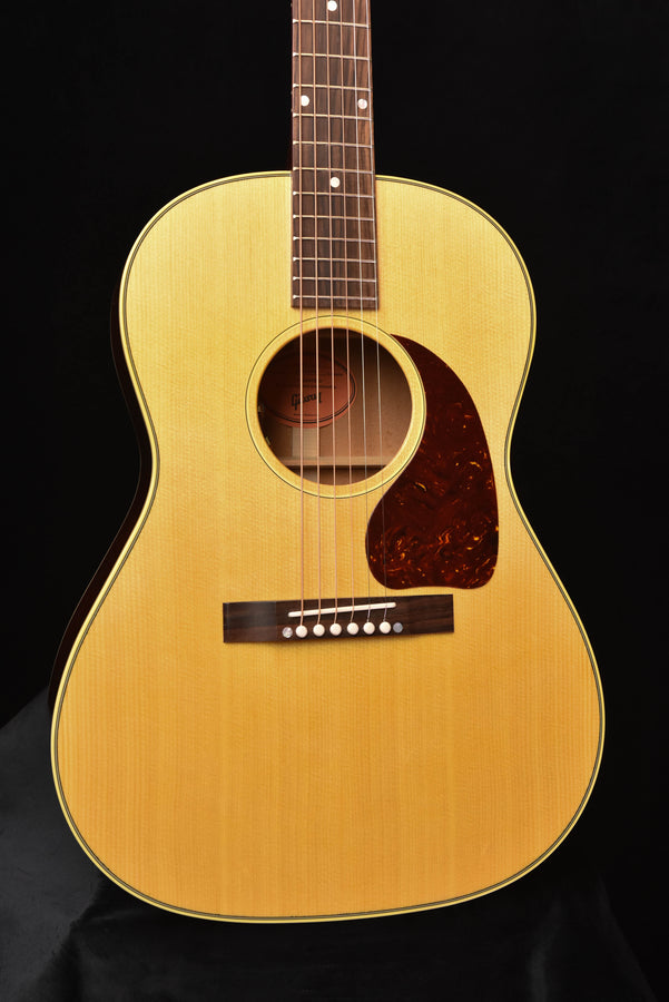 Gibson LG-2 Akustikgitarre mit Natural Finish: Schallloch, Steg und dunkler Pickguard