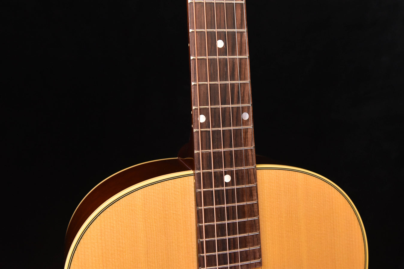 Gibson LG-2 Griffbrett mit Saitenstäben und Einlagen, Natural Finish Korpusanschluss
