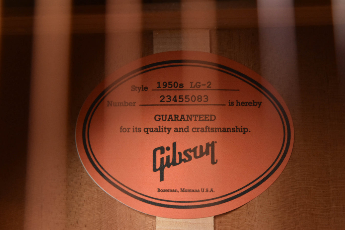 Korpusaufkleber an der Gibson LG-2, Aufdruck „GUARANTEED“ und Modellangaben