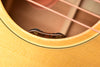 Schallloch-Detail der Akustikgitarre: gebogene Zarge und schwarze „tone/vol“-Markierung