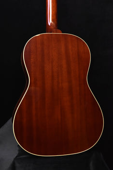 rückansicht der gibson lg-2: gleichmäßige holzmaserung, korpusoberfläche und helle einfassung