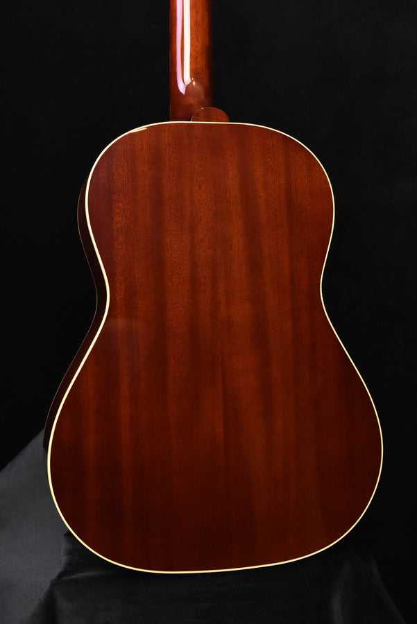 Rückansicht der Gibson LG-2: gleichmäßige Holzmaserung, Korpusoberfläche und helle Einfassung