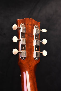 kopfplatte-rückseite der akustikgitarre mit mechaniken und serien-/modellnummer