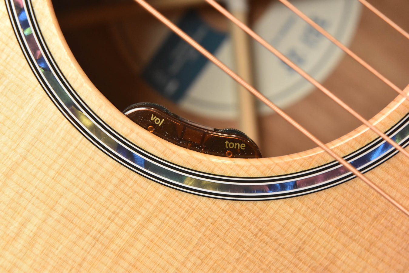 SC-13E Akustik-/E-Gitarre, Schalllochrand mit Binding und Tone-Reglern