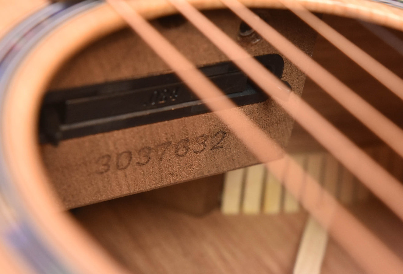 SC-13E Akustikgitarren-Korpus, eingeprägte Nummer auf Metallstrebe hinter den Saiten