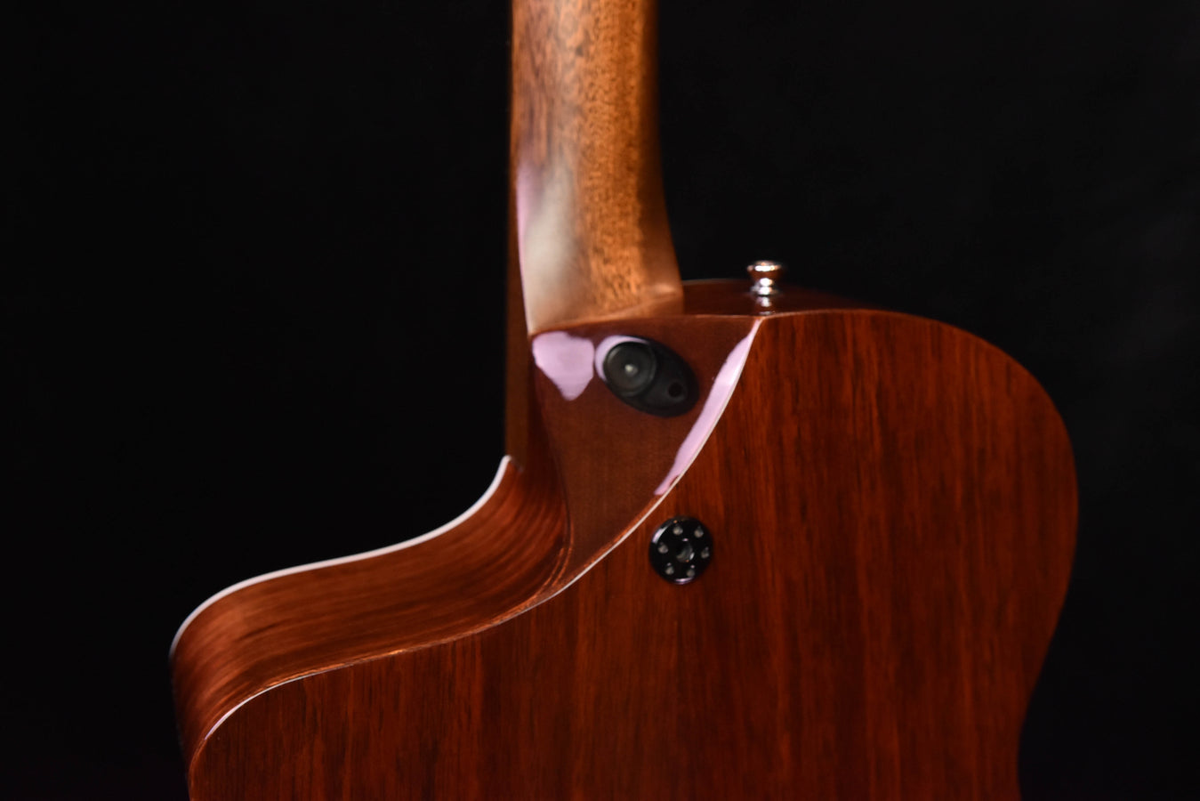 SC-13E Akustik-/E-Gitarre, Seitenansicht mit Tonabnehmer- und Reglerbereich