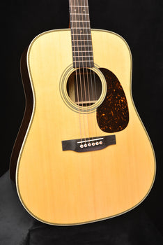 akustische dreadnought-gitarre mit schalloch, dunkler pickguard-platte und holzdecke