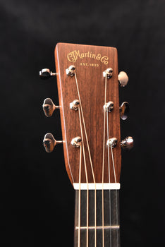 kopfplatte der akustik-gitarre mit martin-logo und sechser stimmmechaniken